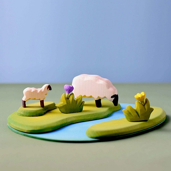 Bumbu Toys Schaap en lammetje bij de rivier - SET