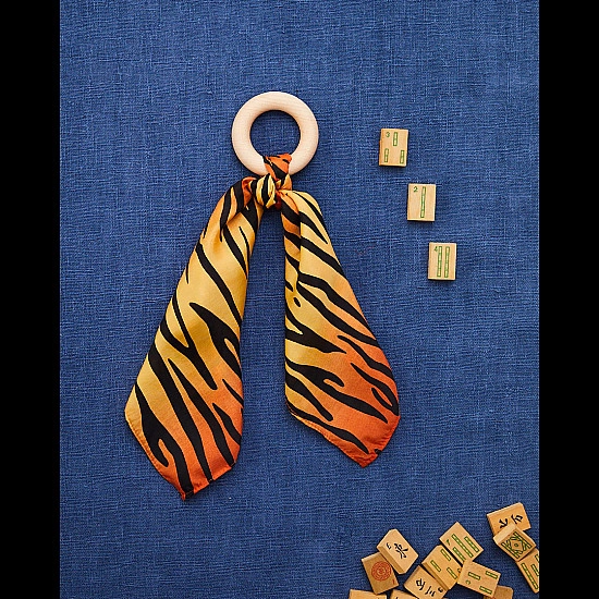 Sarah's Silks Speelzijde en houten bijtring tijger 