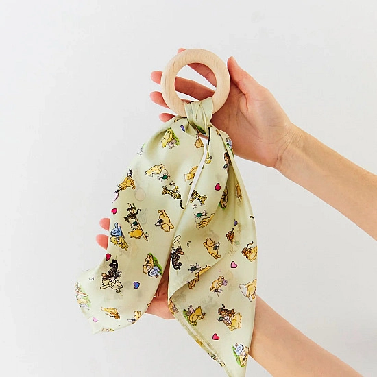 Sarah's Silks Houten bijtring met speelzijde Winnie de Poeh