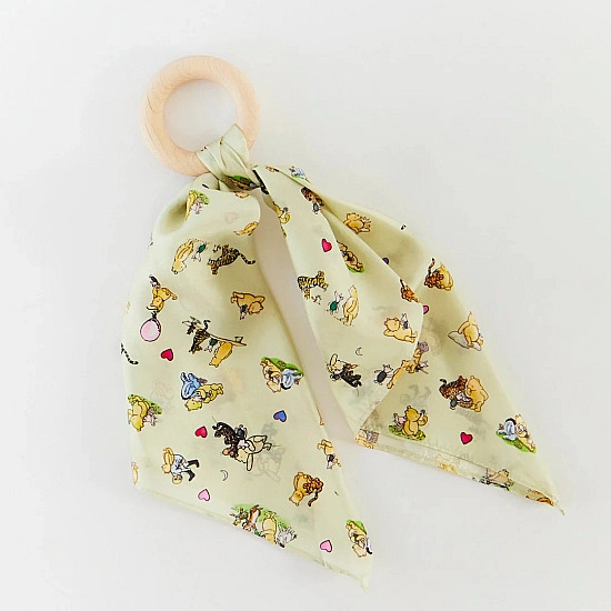 Sarah's Silks Houten bijtring met speelzijde Winnie de Poeh